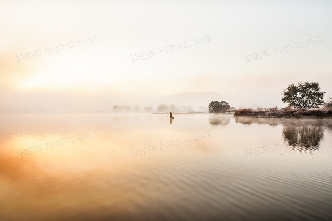 平静的湖泊日落美景摄影图片
