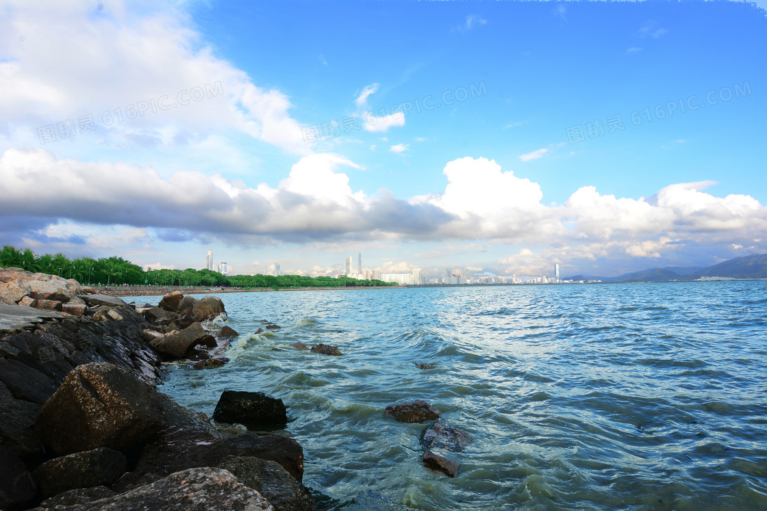 蓝天下的城市海边景色摄影图片