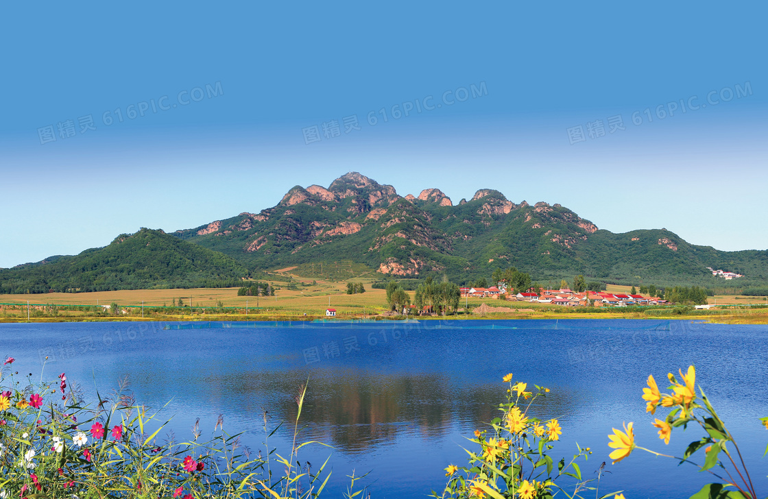 山脚下美丽的湖泊自然美景摄影图片