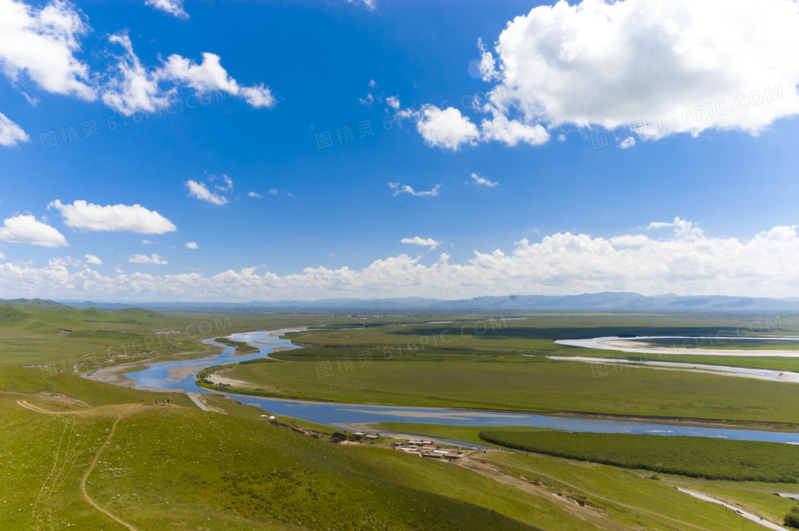 蓝天下的高原和河流美景摄影图片