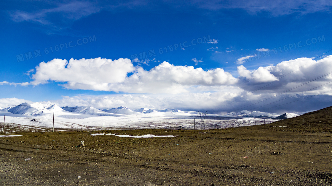 蓝天白云下的雪山美景摄影图片