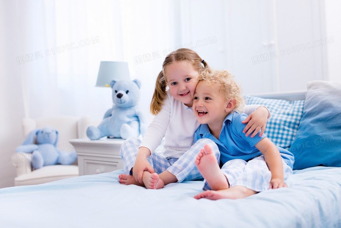 儿童房床上的姐弟两个儿童高清图片