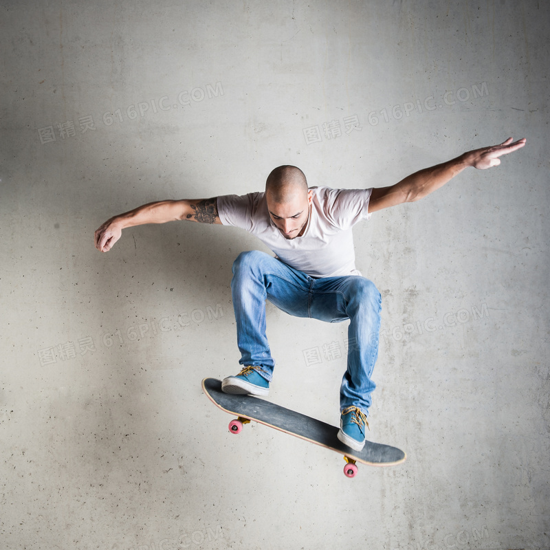跃在半空中的滑板男子摄影高清图片