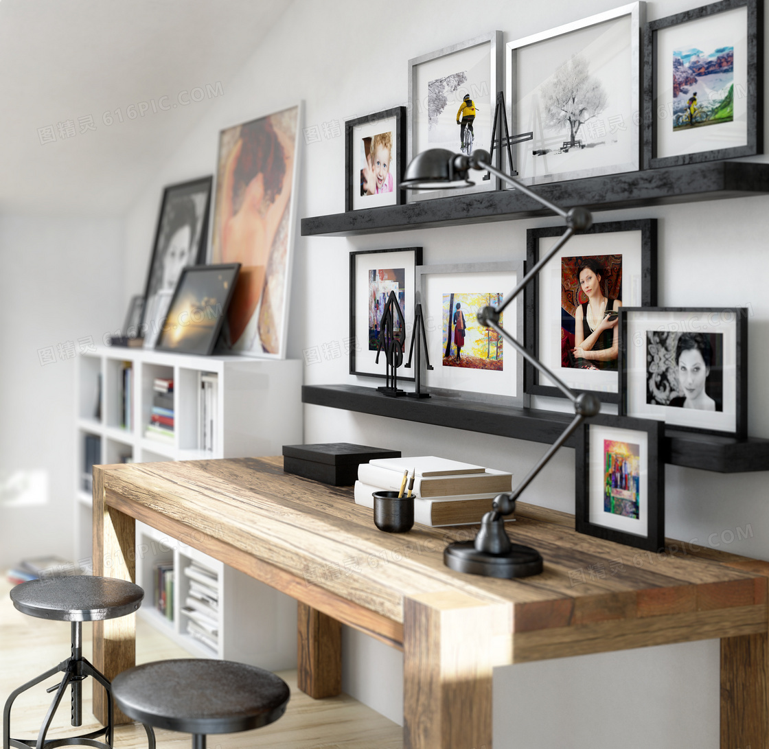 书房里的书桌与照片墙摄影高清图片