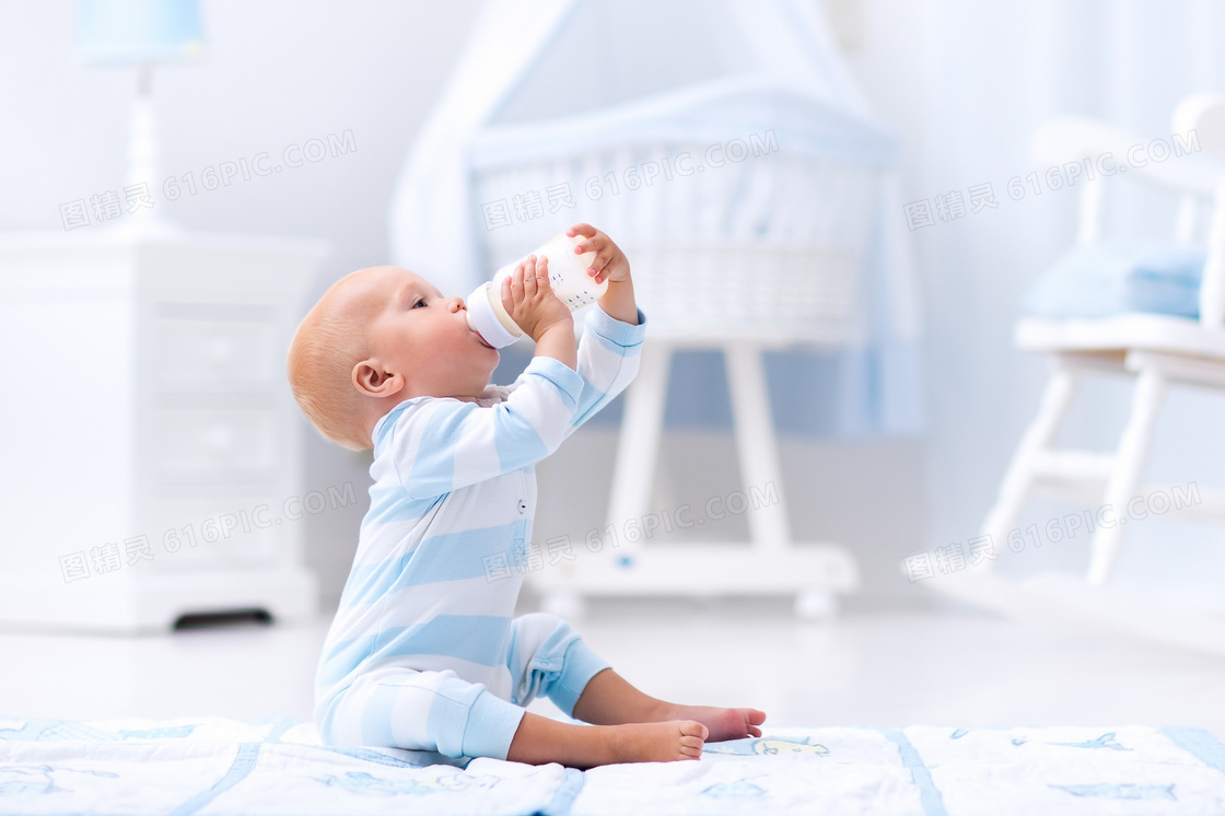 尽情喝牛奶的可爱宝宝摄影高清图片