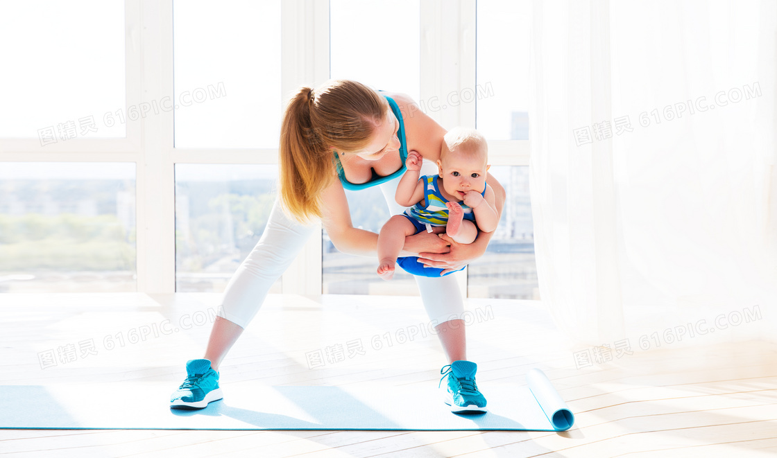 抱着宝宝做运动的妈妈摄影高清图片