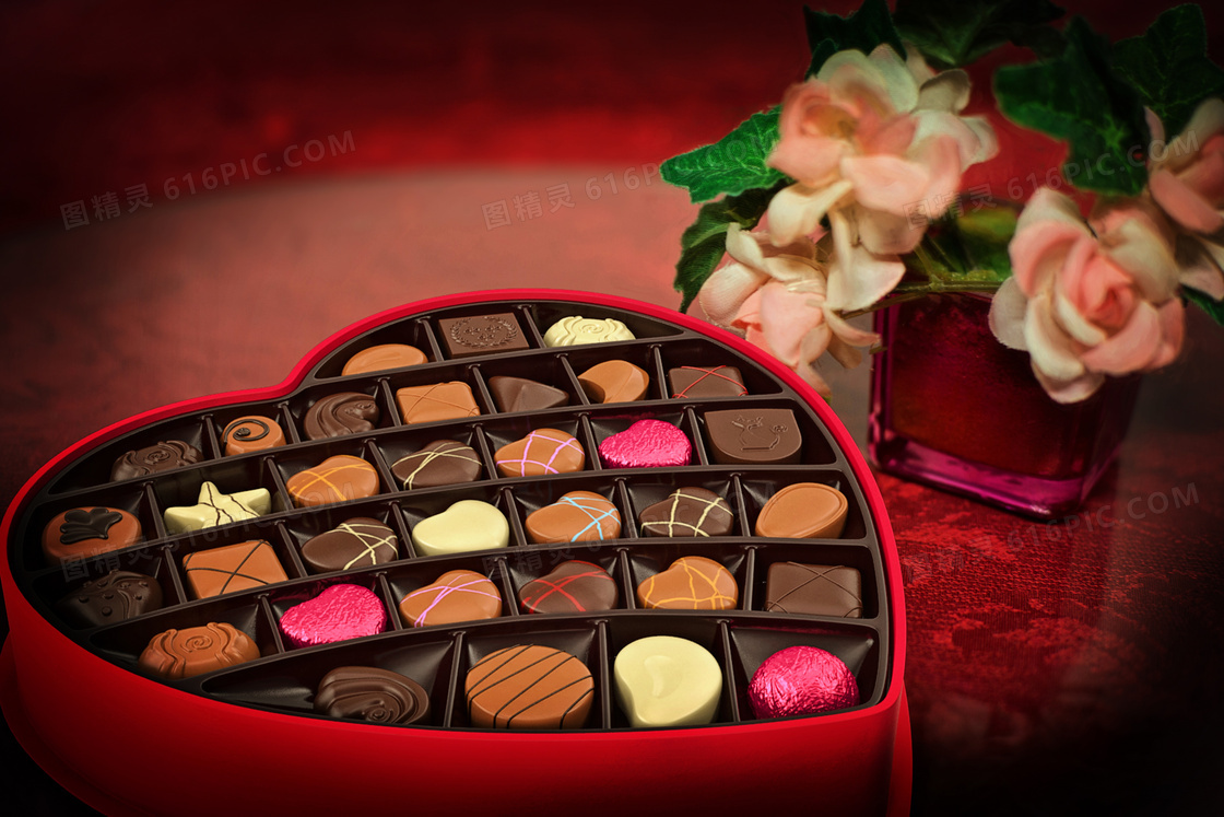 心形礼物盒里的巧克力摄影高清图片