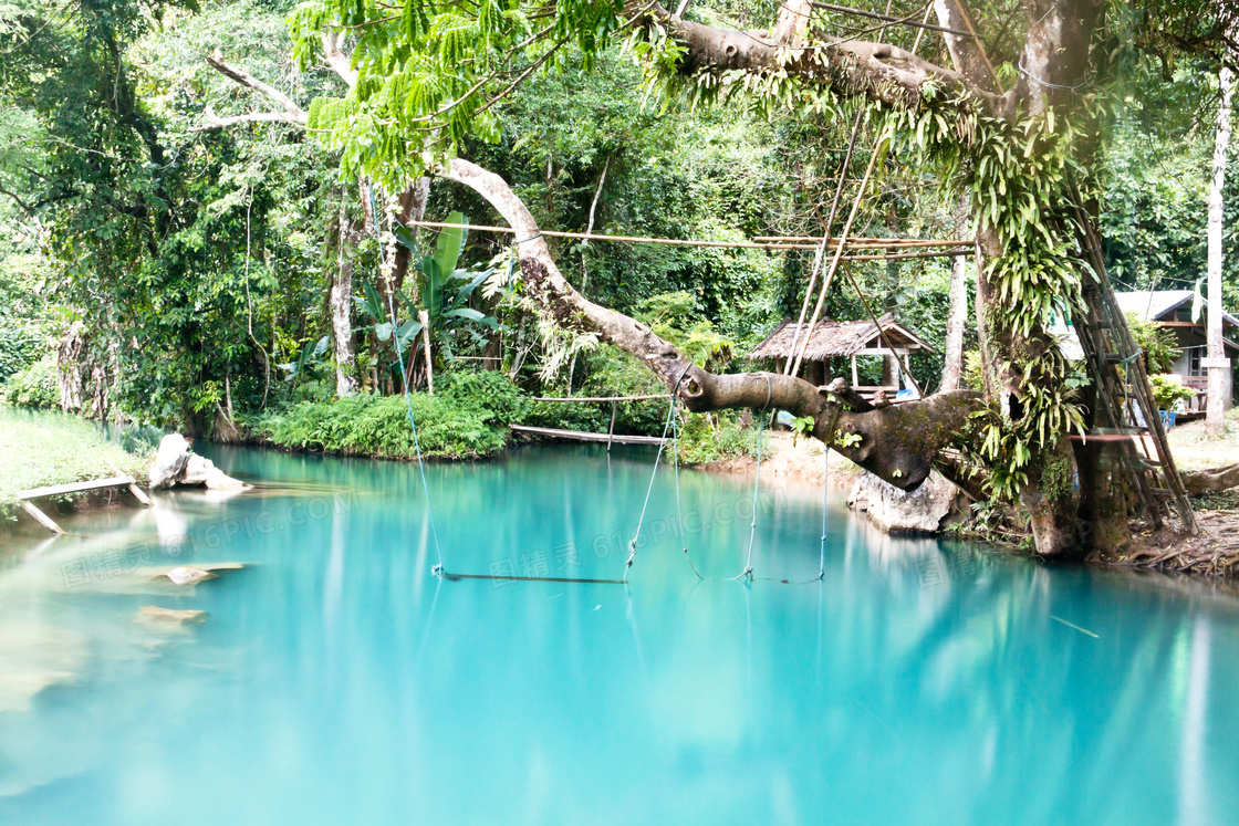 老挝万荣的蓝色盐水湖摄影高清图片