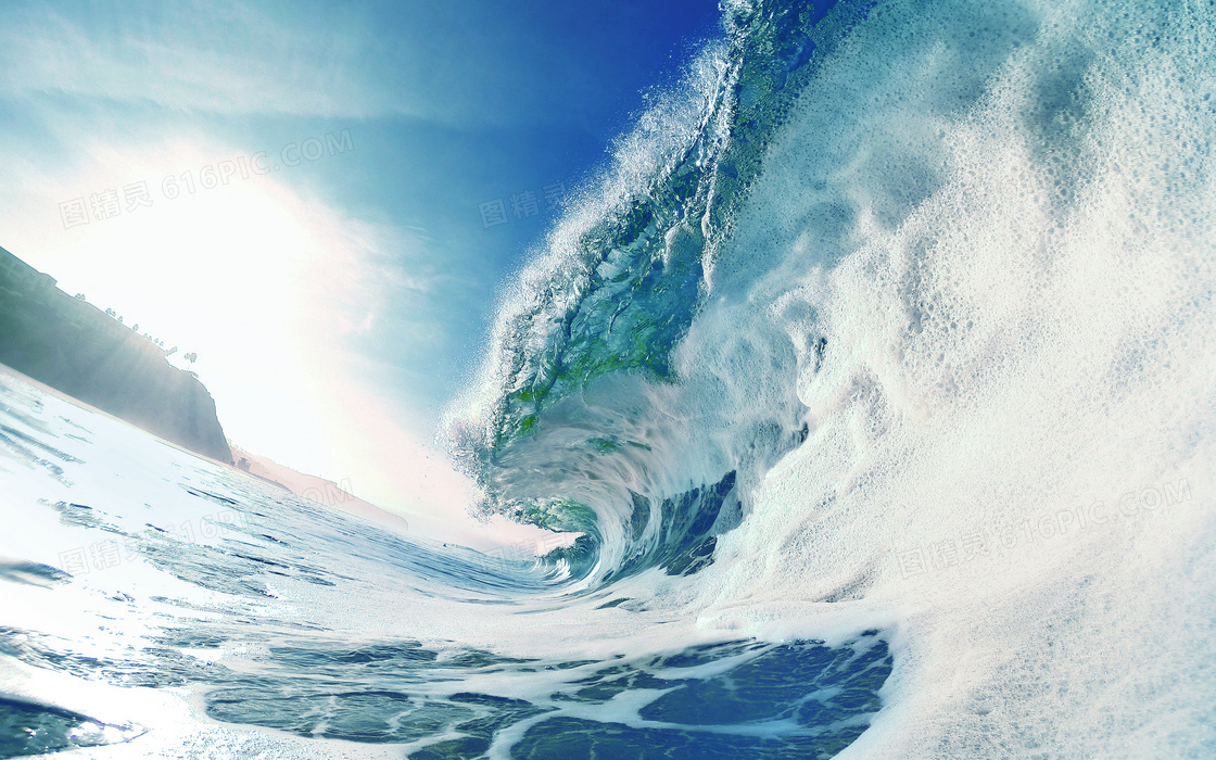 蓝天与海上翻起的巨浪摄影高清图片