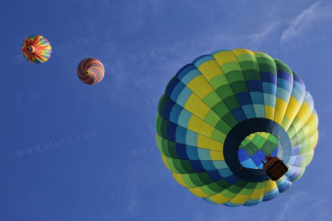 蓝天白云与在空中的热气球高清图片