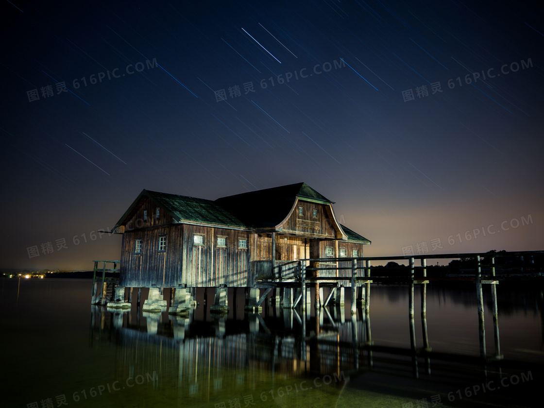 小屋与划过夜空的流星摄影高清图片
