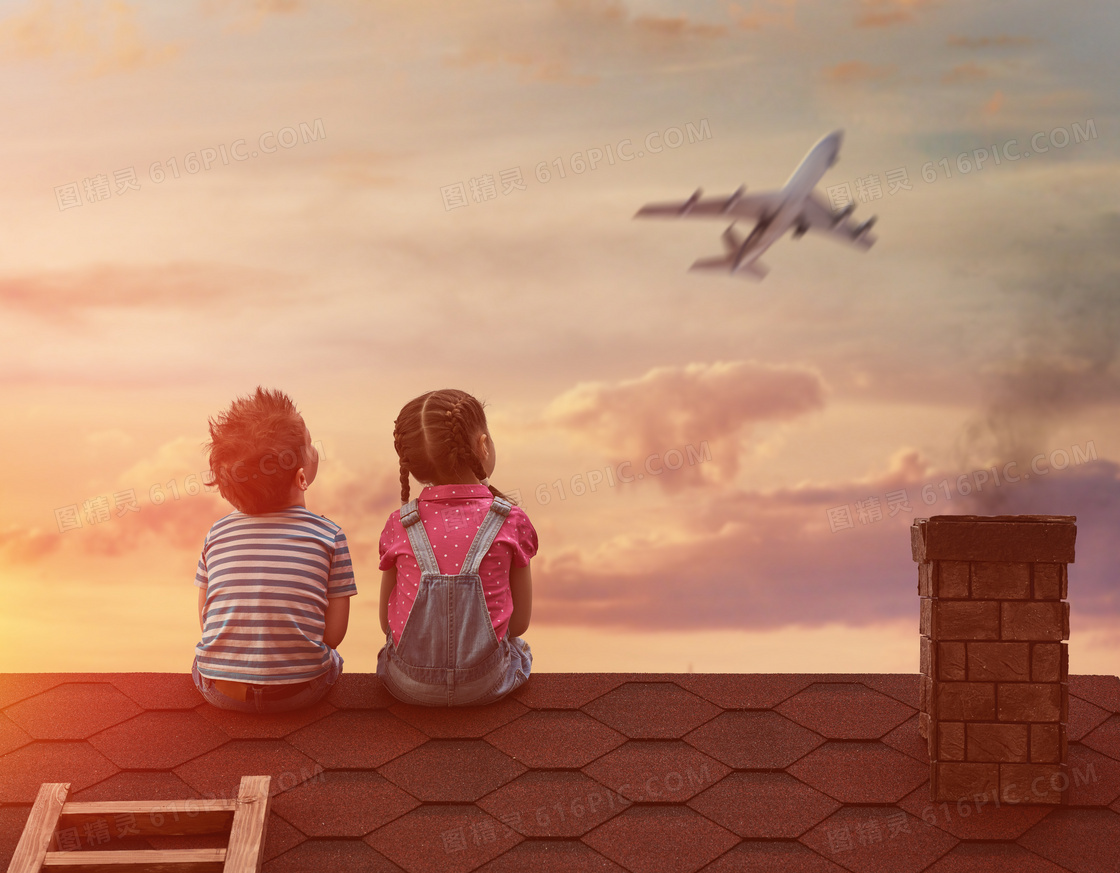 在房顶上看飞机的儿童摄影高清图片