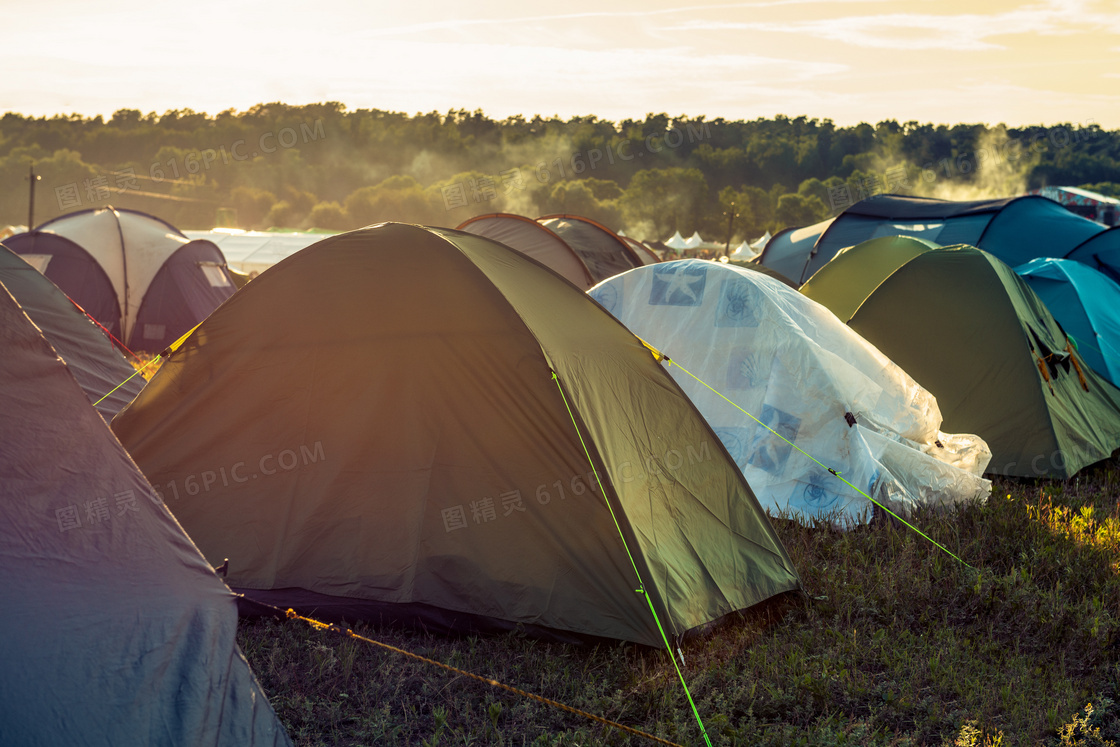 野外草地上扎营的帐篷摄影高清图片