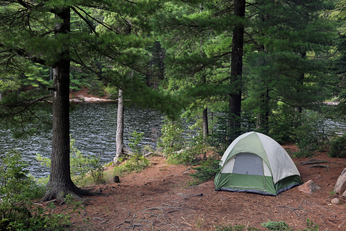 在河边支起的露营帐篷摄影高清图片