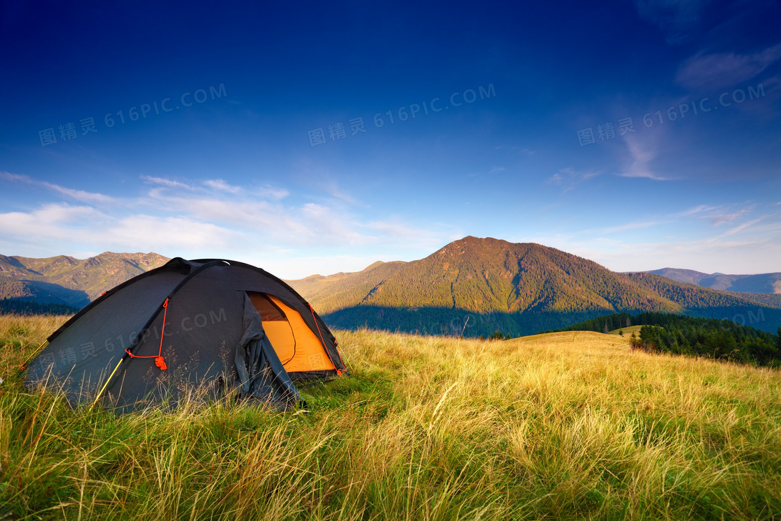 蓝天山峦与支起的帐篷摄影高清图片