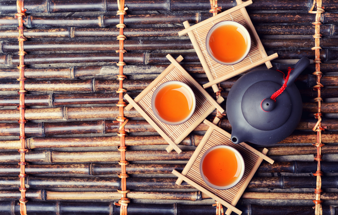 茶壶与沏好茶的茶碗等摄影高清图片