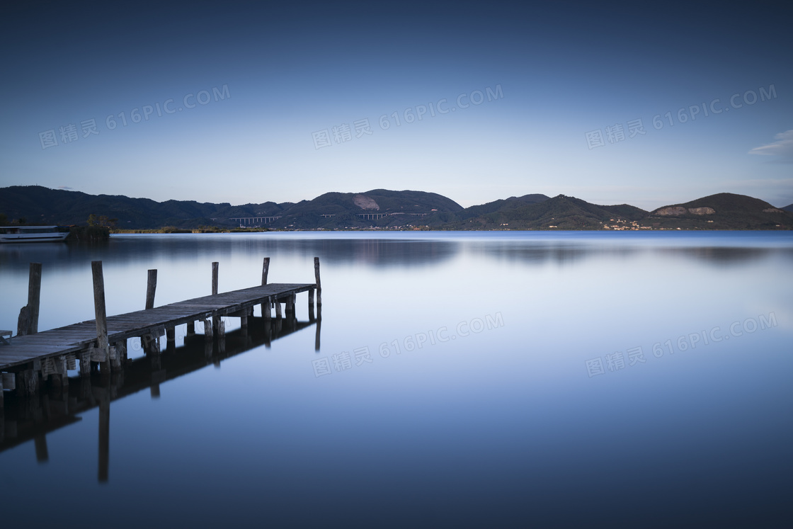 平静的湖泊和木桥摄影图片