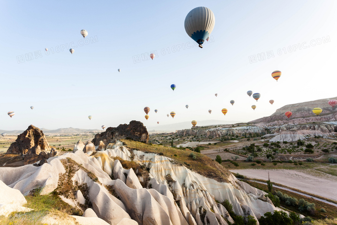 山地风光与在空中的热气球高清图片