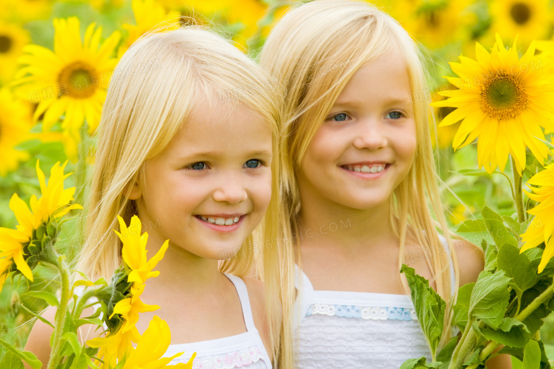 向日葵花丛中的姐妹俩摄影高清图片