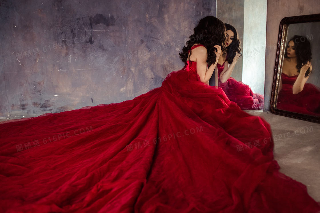 镜框前的红色长裙美女摄影高清图片