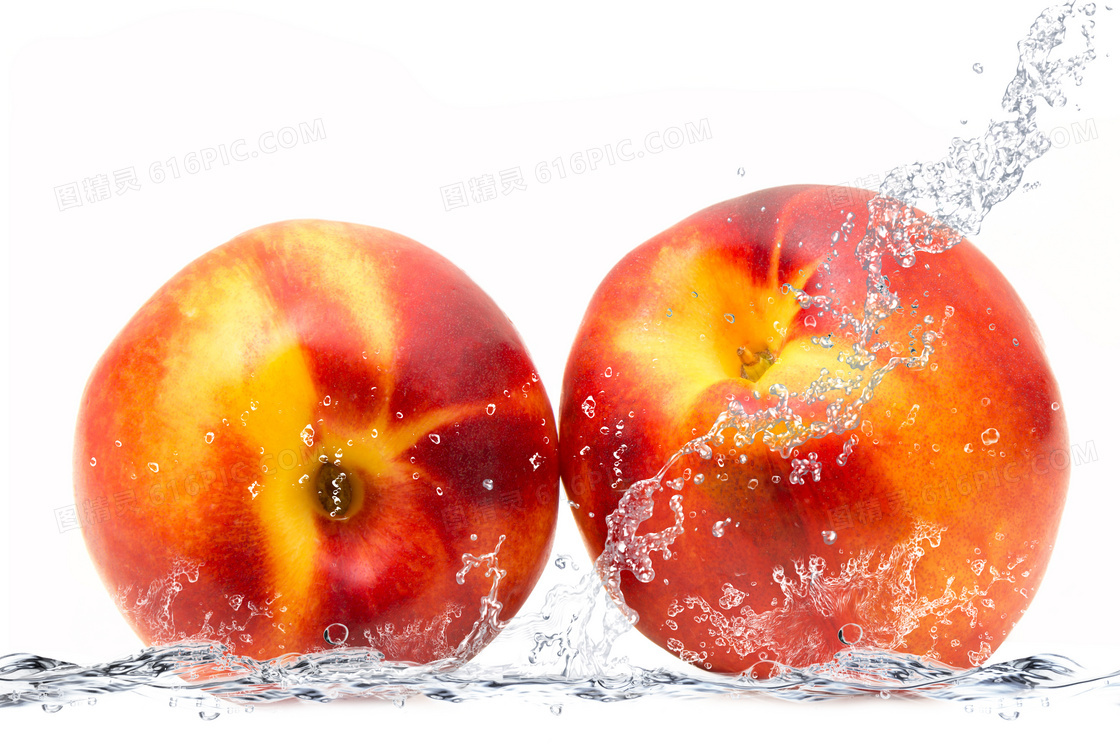 两个油桃与溅起的水花摄影高清图片