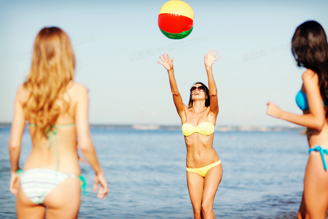 在海边玩皮球的比基尼美女高清图片