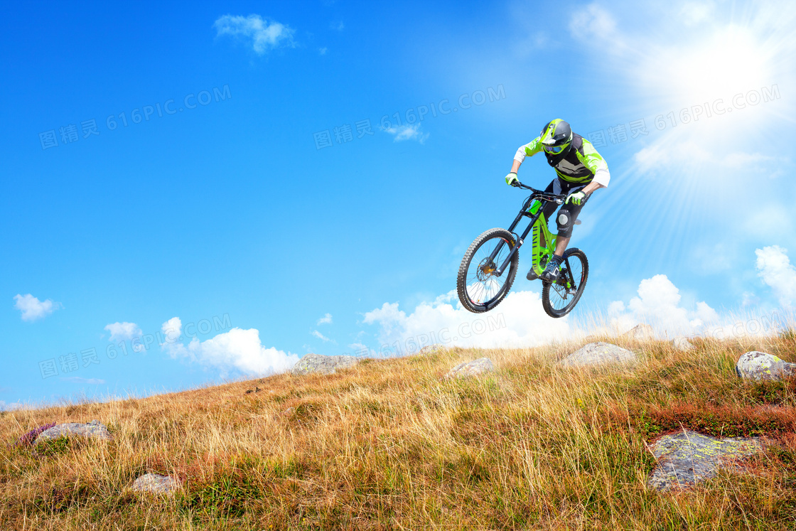 骑着山地自行车的人物摄影高清图片