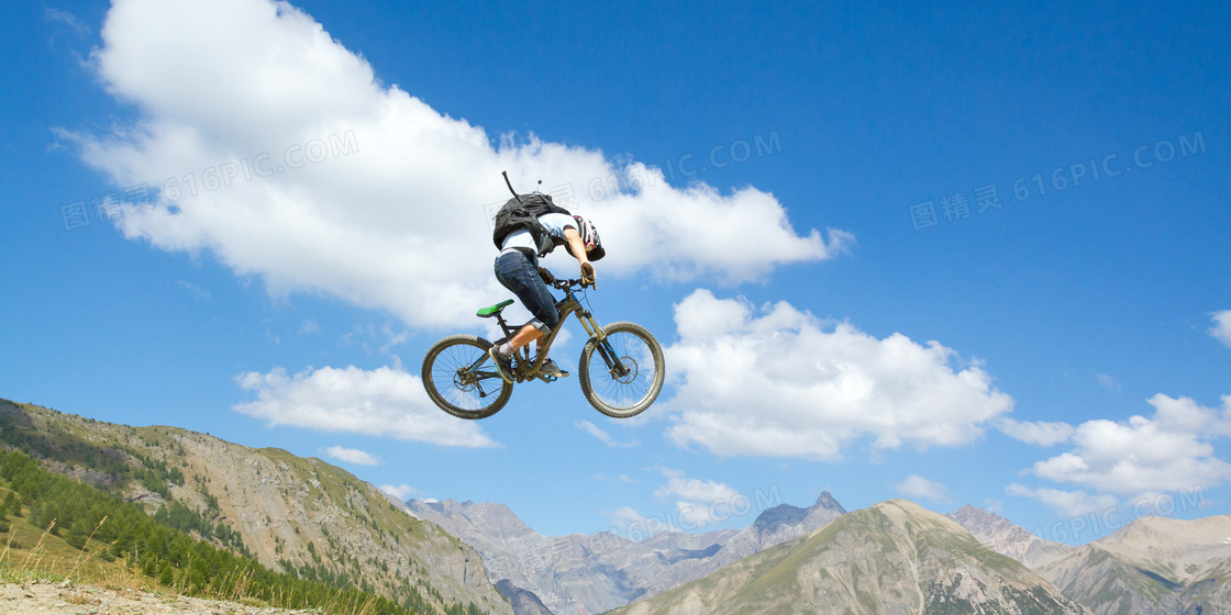 蓝天白云与空中的自行车手高清图片
