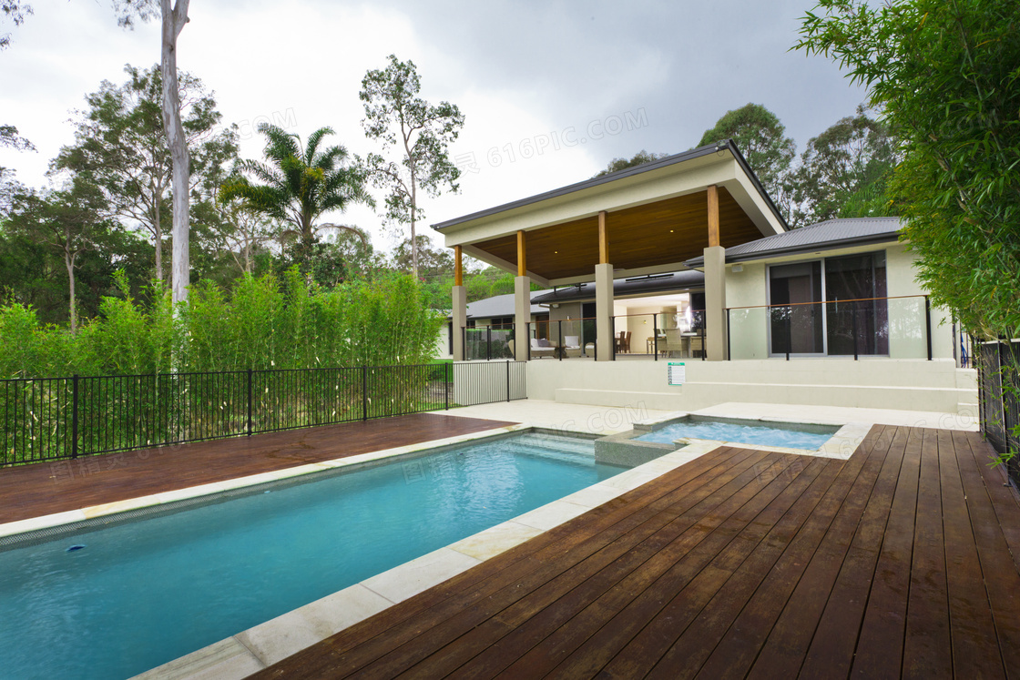 别墅配置的游泳池与植物等高清图片