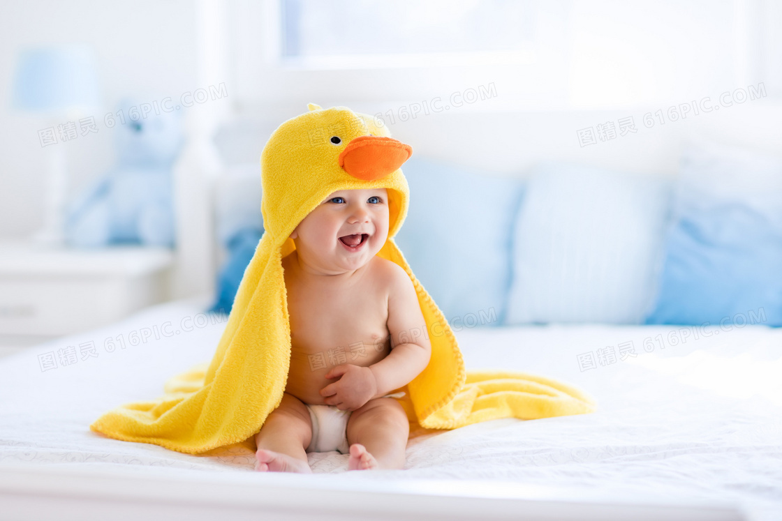 披着小黄鸭外衣的宝宝摄影高清图片