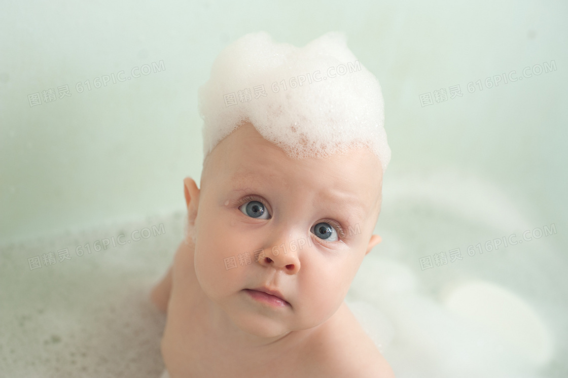 头上抹上泡泡的小宝宝摄影高清图片