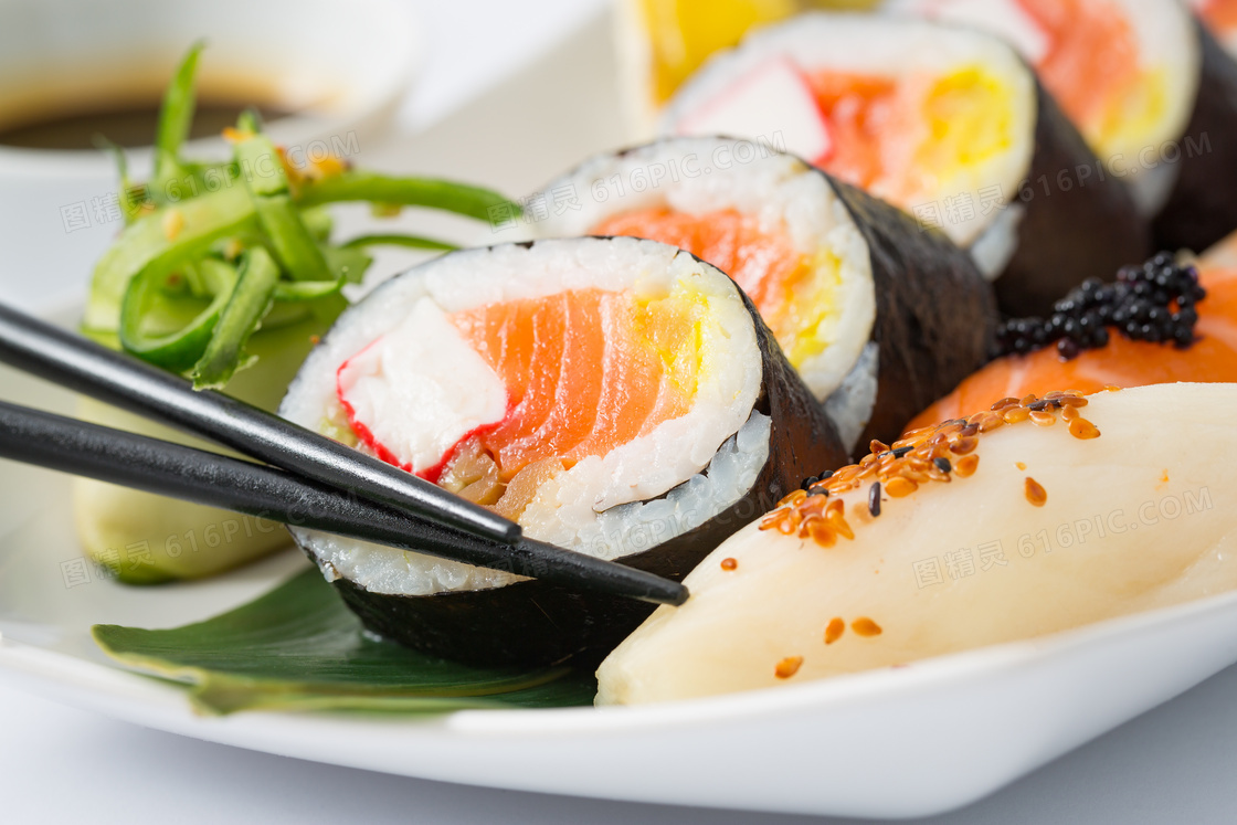盘子里的美味寿司微距特写高清图片