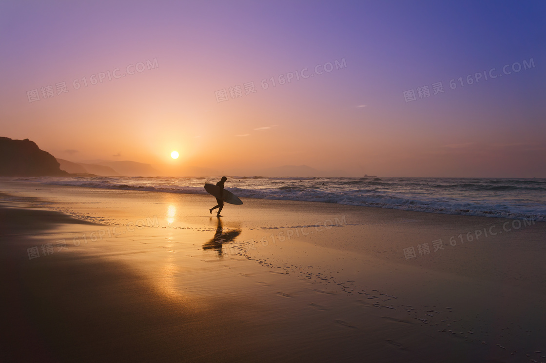 夕陽下的海邊衝浪人物攝影高清圖片