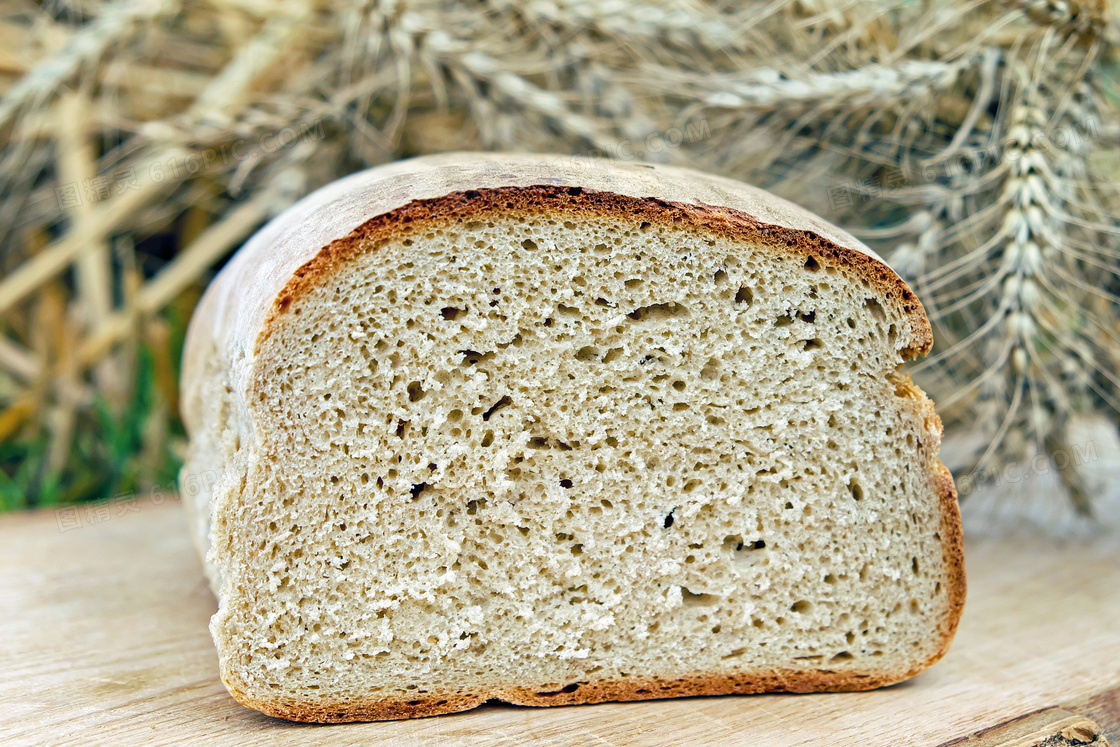 小麦穗与面包切面特写摄影高清图片