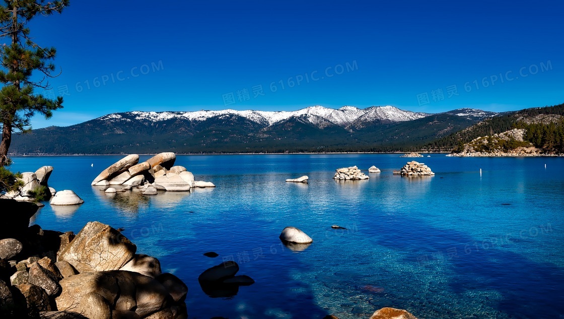 蓝天山石与平静的水面摄影高清图片