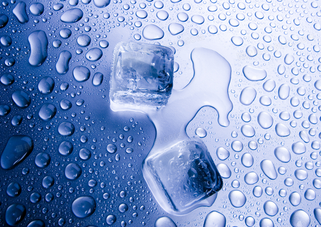 晶莹剔透的水珠与冰块特写高清图片