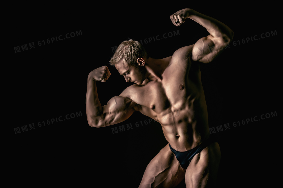 在展示肌肉的健壮男子摄影高清图片