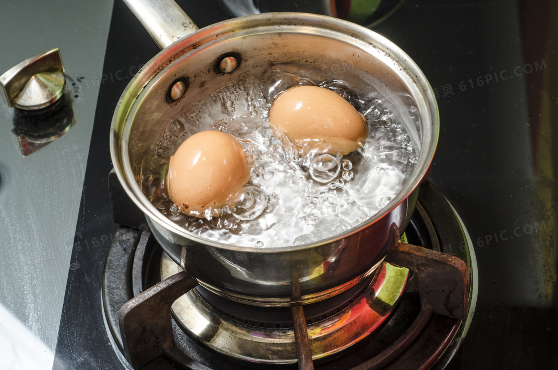 煮着鸡蛋的锅微距特写摄影高清图片