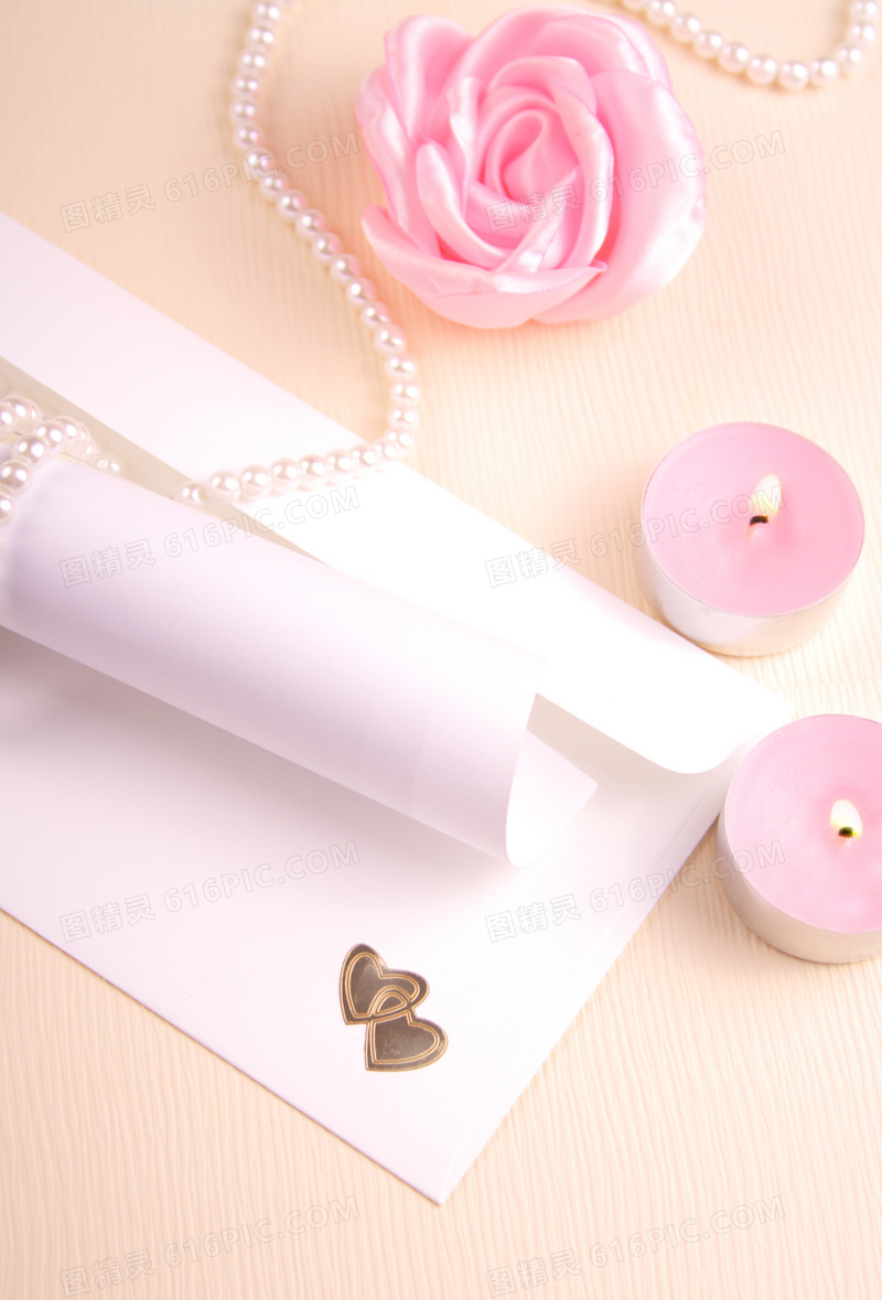 珍珠蜡烛与粉红色花朵摄影高清图片