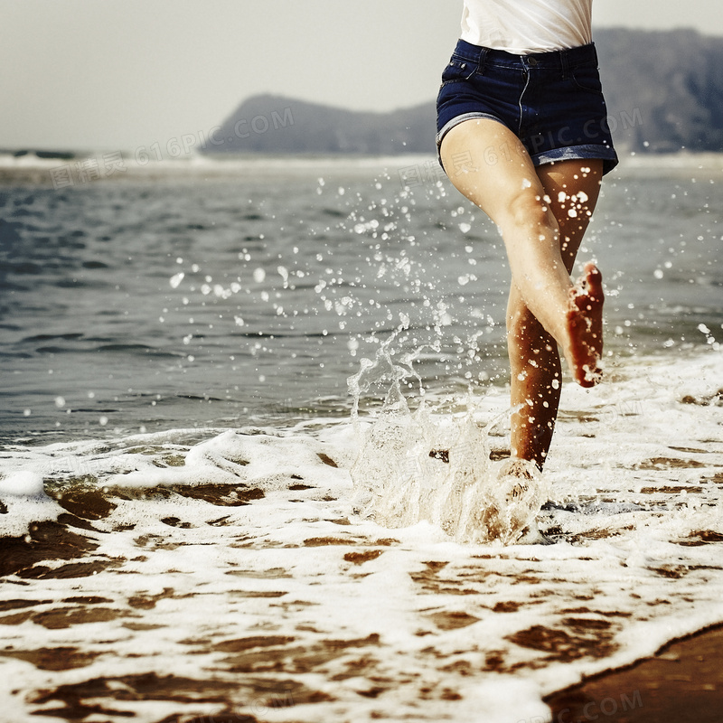在海边戏水的长腿美女摄影高清图片