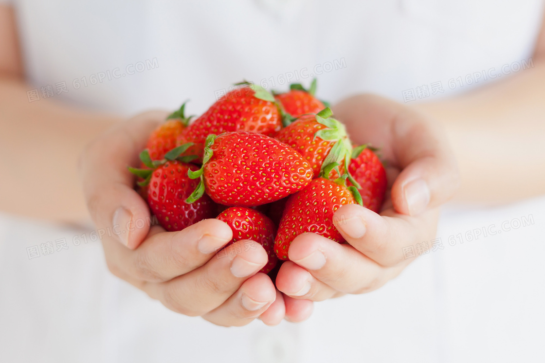 捧在手心里的新鲜草莓摄影高清图片