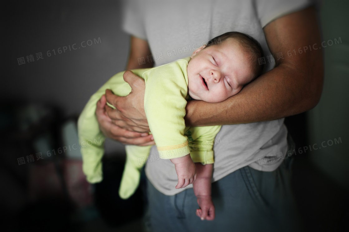 被爸爸抱着的熟睡宝宝摄影高清图片