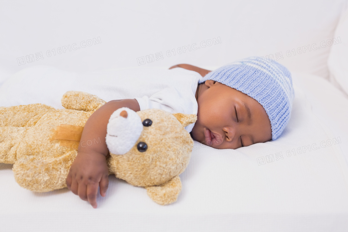 抱着玩具睡觉的小宝宝摄影高清图片