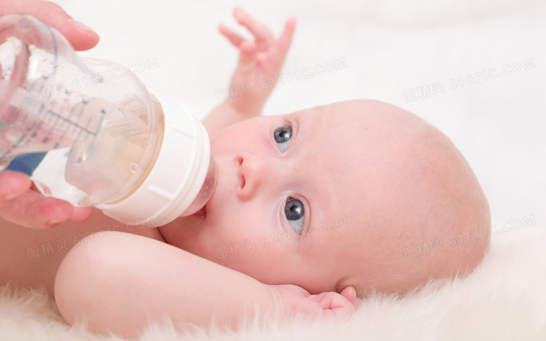 在喝着奶水的宝宝特写摄影高清图片