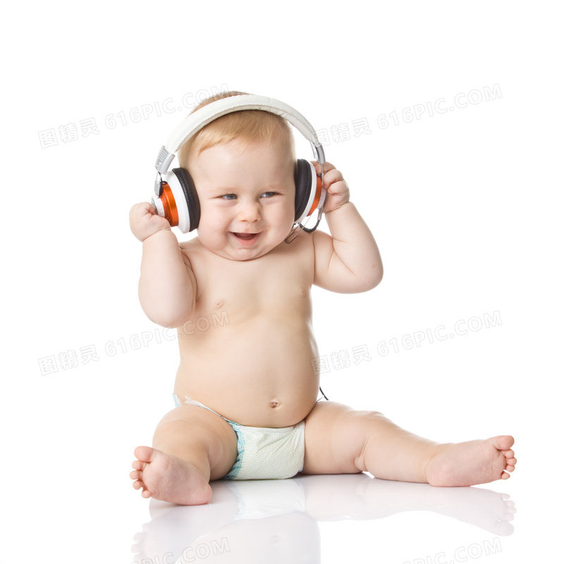 头戴着耳机的可爱宝宝摄影高清图片