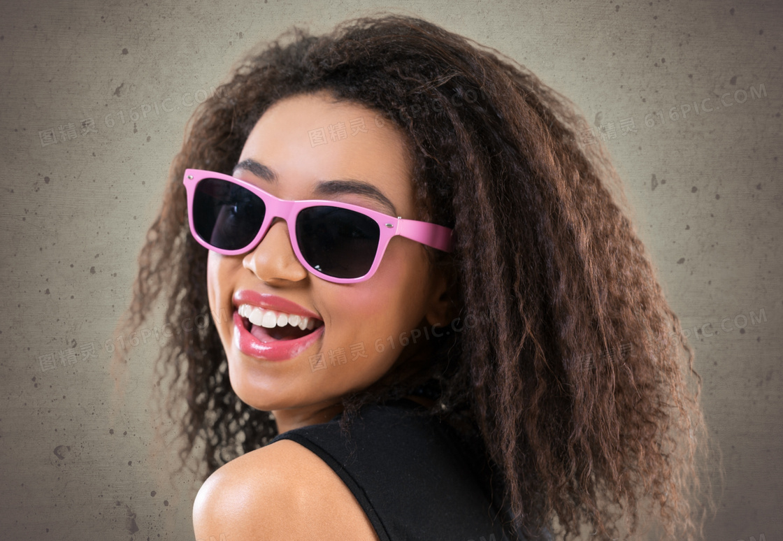 戴着眼镜的卷发白人女子的特写. 发型模型 库存图片. 图片 包括有 设计, 女孩, 方式, 女性, 现代 - 221284085