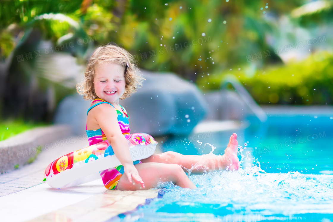 坐在泳池边的开心儿童摄影高清图片