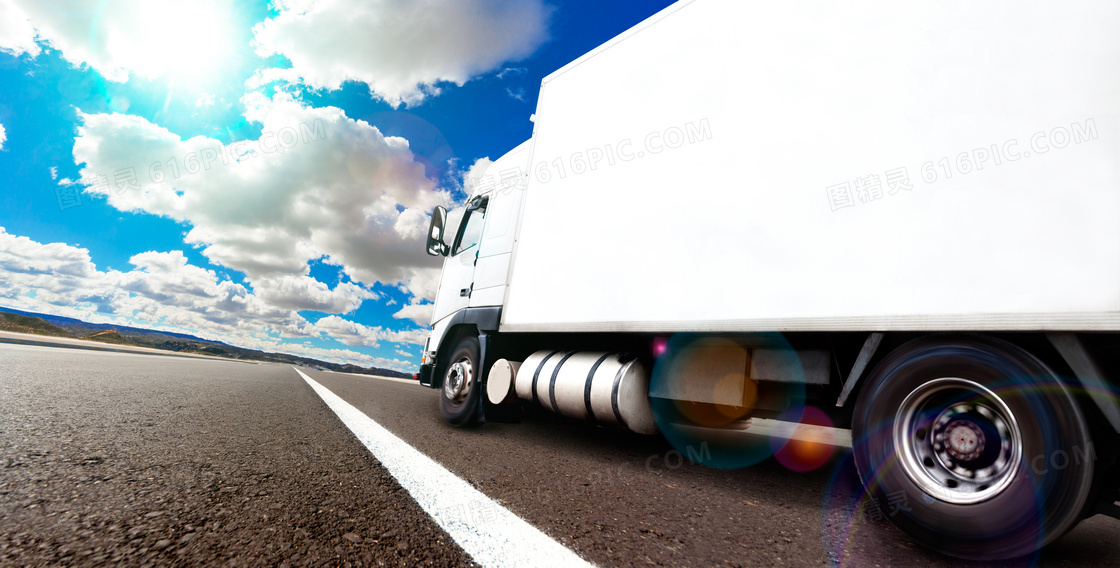 白色云彩与行驶的货车摄影高清图片