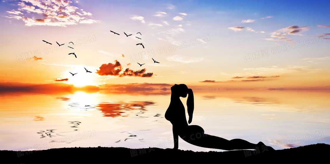 黄昏湖边做瑜伽的人物剪影高清图片