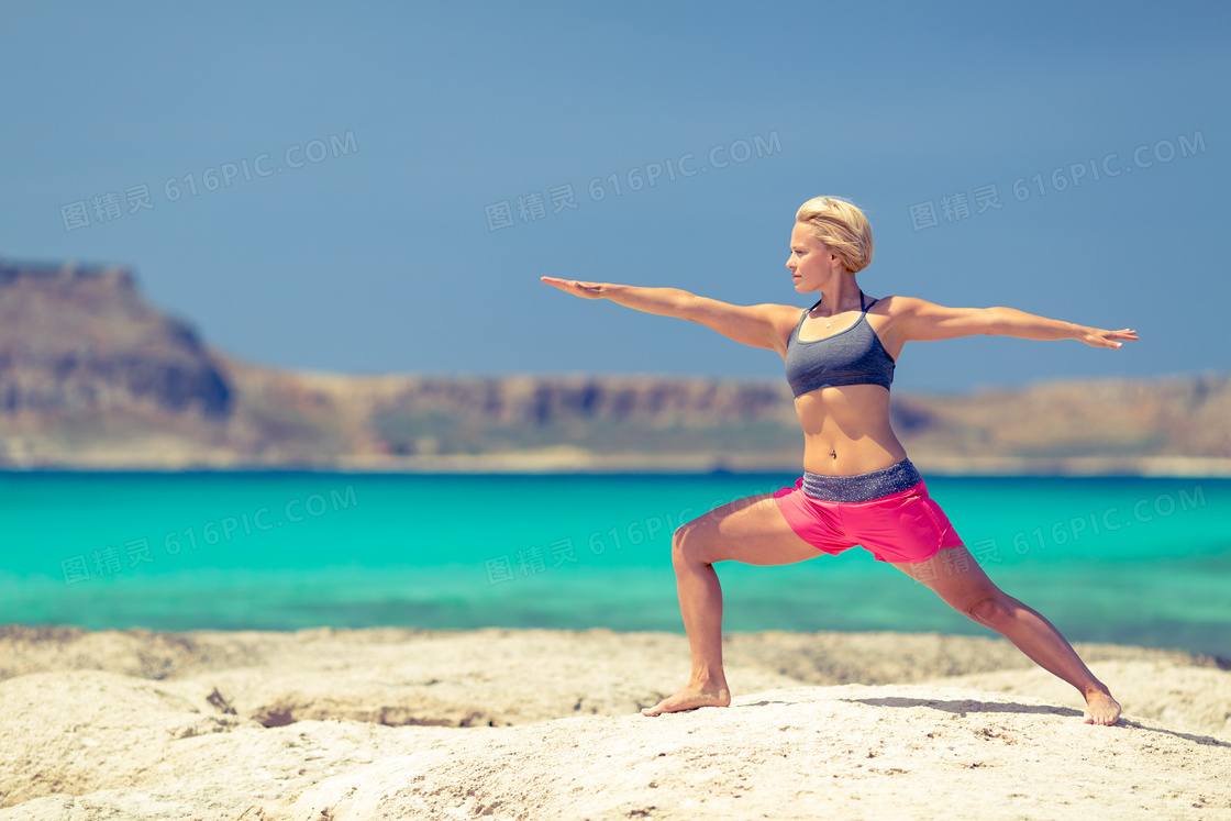 湖边在瑜伽锻炼的美女摄影高清图片